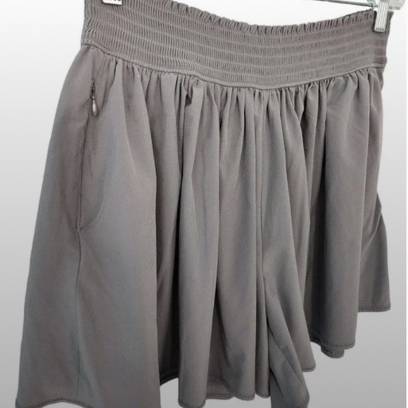 Athleta Womens Flutter Sneaky Shorts Flowy Zip Pockets Elastic Athleisure Yoga M - Picture 2 of 5